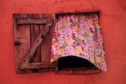 Colours;-Comoros-Archipelago;-Curtain;-Flowers;-France;-Housing;-Indian-Ocean;-Kaleidos;-Kaleidos-images;-La-parole-à-limage;-Laurent-Abad;-Mayotte;-Red-wall;-Shutter;-Stories-Pictures;-Window